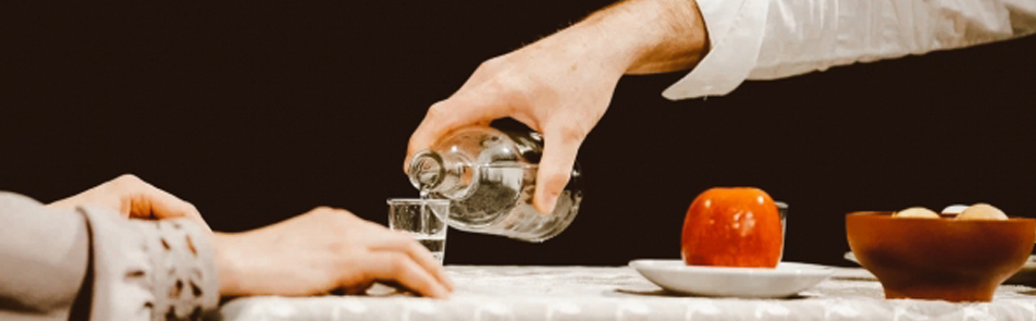 Билеты на Крутитсю, вертитсю шар... в У Никитских ворот театр